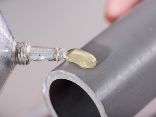 金属上的不干胶怎么清除？